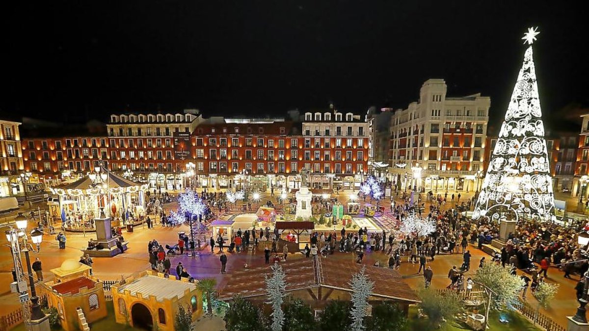 La plaza Mayor de Valladolid iluminada con las luces navideñas en su primer día de alumbrado.-J.M.LOSTAU