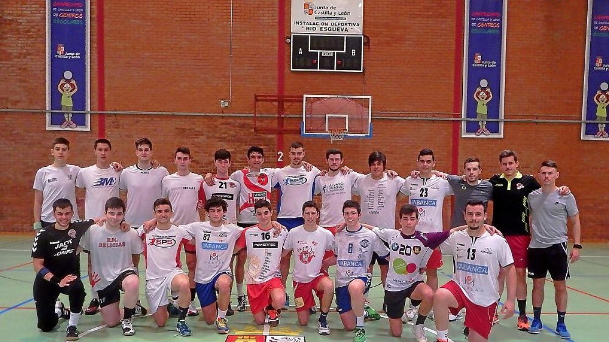 El equipo juvenil masculino deCastilla yLeón, dirigido por NachoGonzález (arriba, 3º por la derecha), durante una concentración.-FBMCYL / PABLO RIEGA