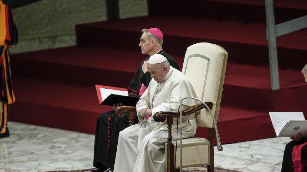 El papa Francisco preside su tradicional audiencia general de los miercoles en la sala Nervi en el Vaticano .-EPA/ ANSA