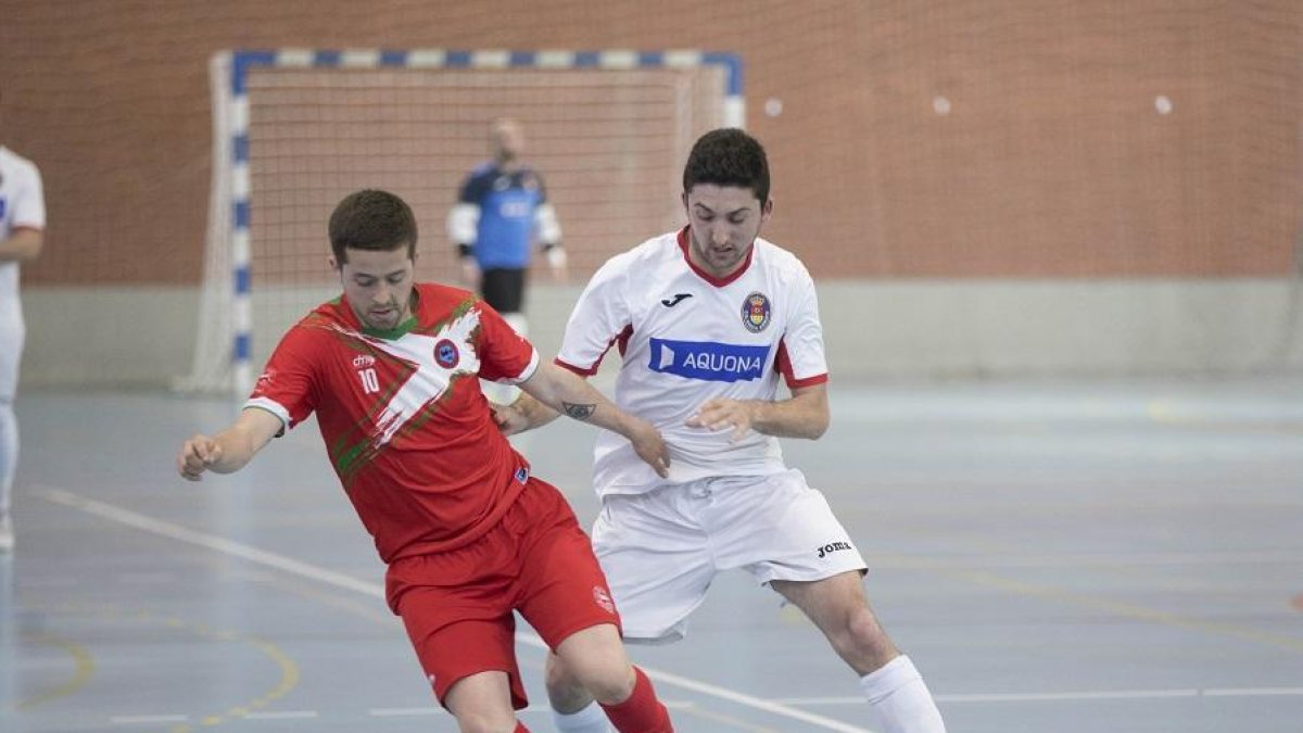 Adri (Unión Arroyo) trata de quitar el balón a un rival.-JOSÉC. CASTILLO