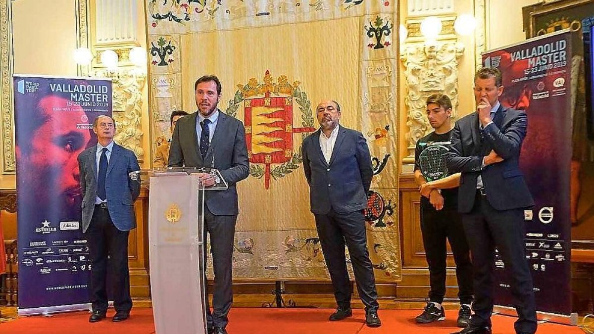 El alcalde, durante la presentación del torneo junto a Luis Minguela, Alfonso Lahuerta, Luis Torres, Martín Di Nenno y Luis García.-E. M.