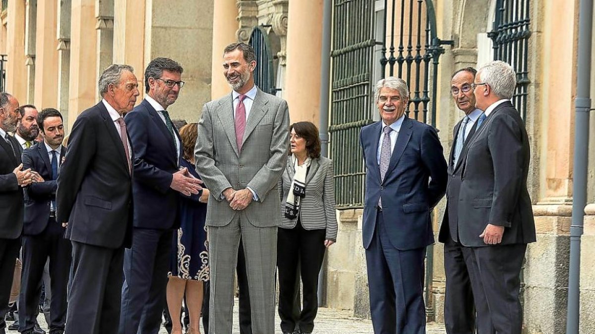 El alcalde del Real Sitio de San Ildefonso, José Luis Vázquez y Felipe VI, junto al ministro Alfonso Dastis .-ICAL