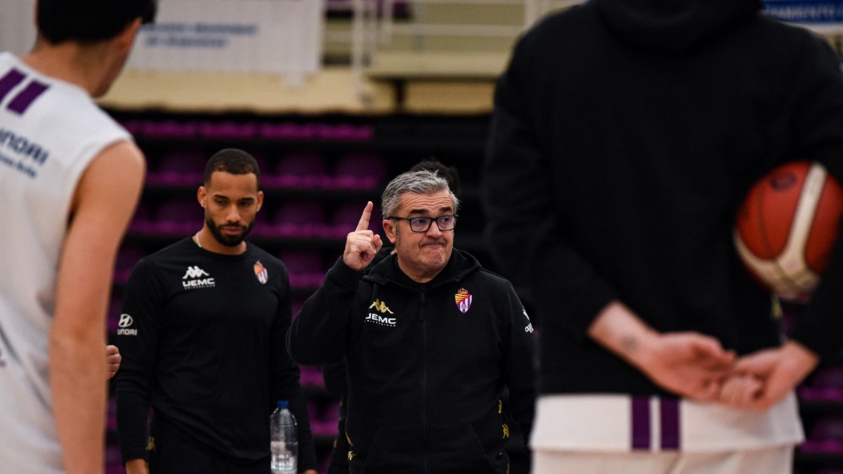 Paco García, con Mike Torres en un entrenamiento.