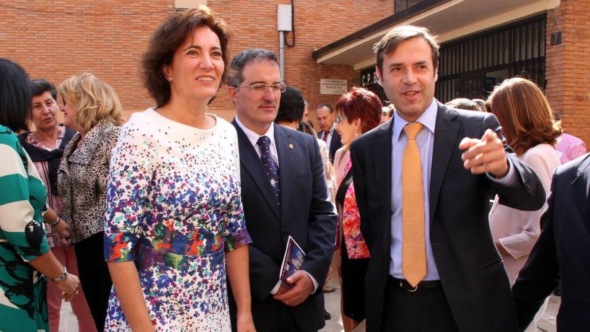 La consejera de Cultura y Tursimo, María Josefa García Cirac(I), asiste a los actos de celebración del Día del Turismo de Castilla y León, acompañada por el director general de Turismo, Javier Ramírez(D).-ICAL