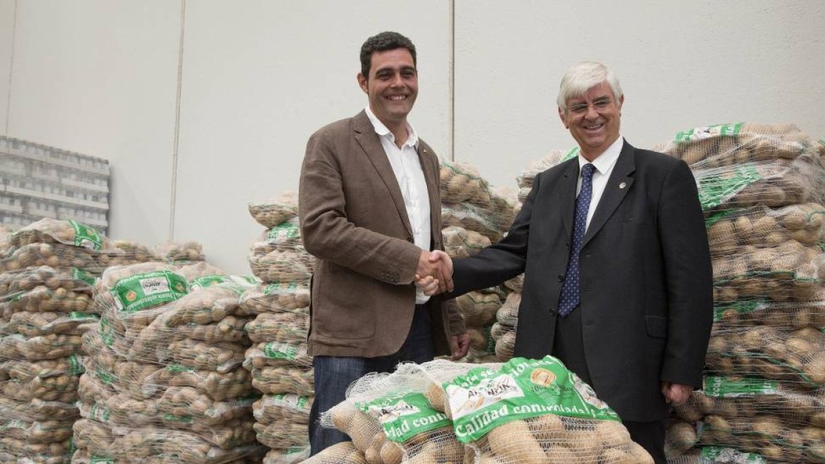 ASAJA Salamanca dona 5.000 Kg de patatas al Banco de Alimentos. En la imagen el presidente de ASAJA Salamanca, Luis Ángel Cabezas y presidente del Banco de Alimentos de Salamanca, Godofredo García-Ical