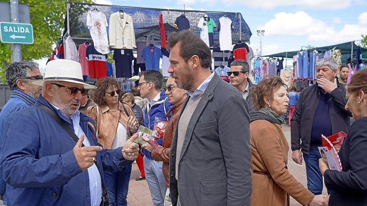 El alcalde, Óscar Puente, durante su visita al mercadillo en el Real de la Feria.-ICAL