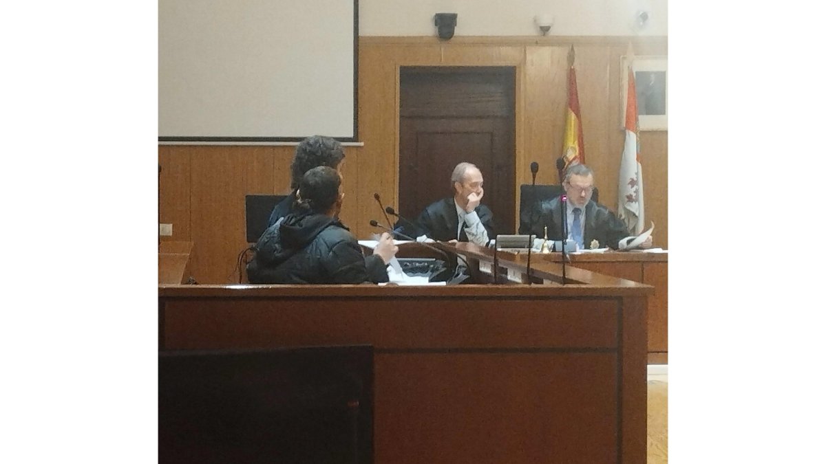 El condenado junto a su letrado defensor durante el juicio celebrado en la Audiencia de Valladolid. - EUROPA PRESS