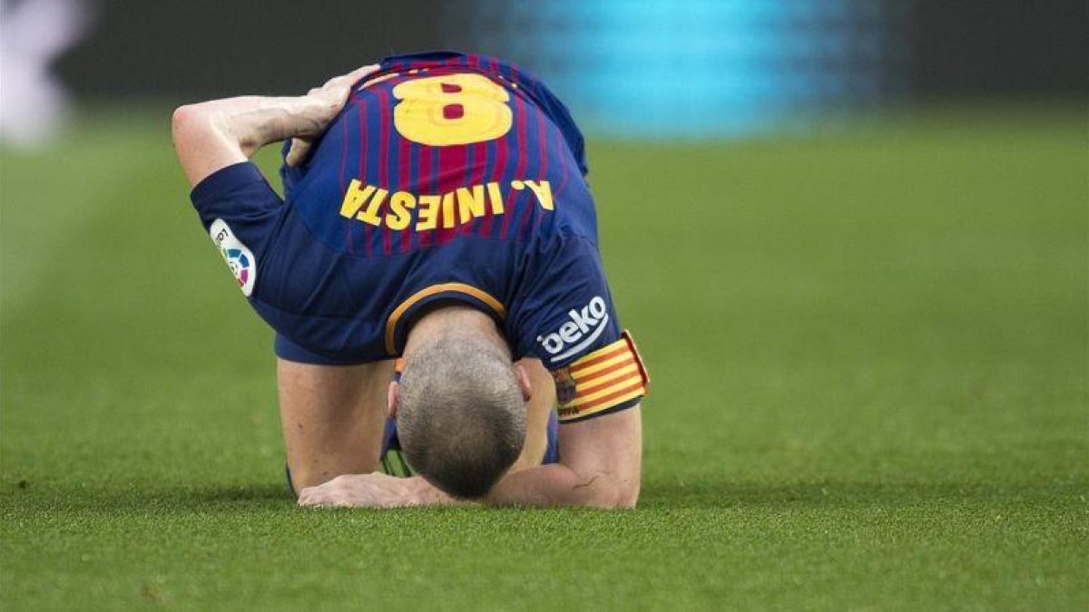 Iniesta se resiente de un dolor de pierna.-JORDI COTRINA