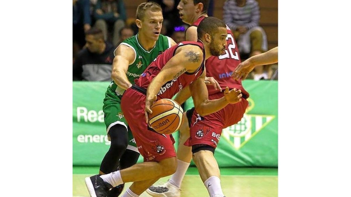 Mike Torres bota el balón durante el partido contra el Betis.-PHOTO DEPORTE
