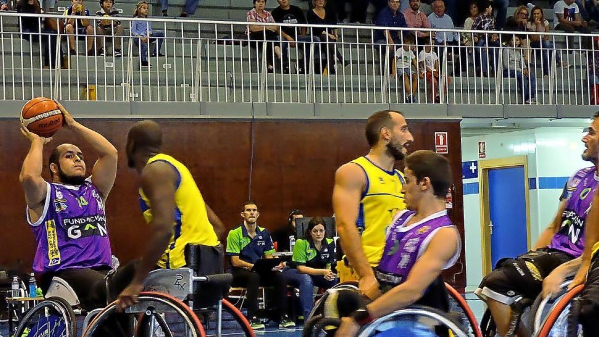 Prieto busca un compañero ante la defensa del Ilunion en el partido disputado ayer.-E. M.