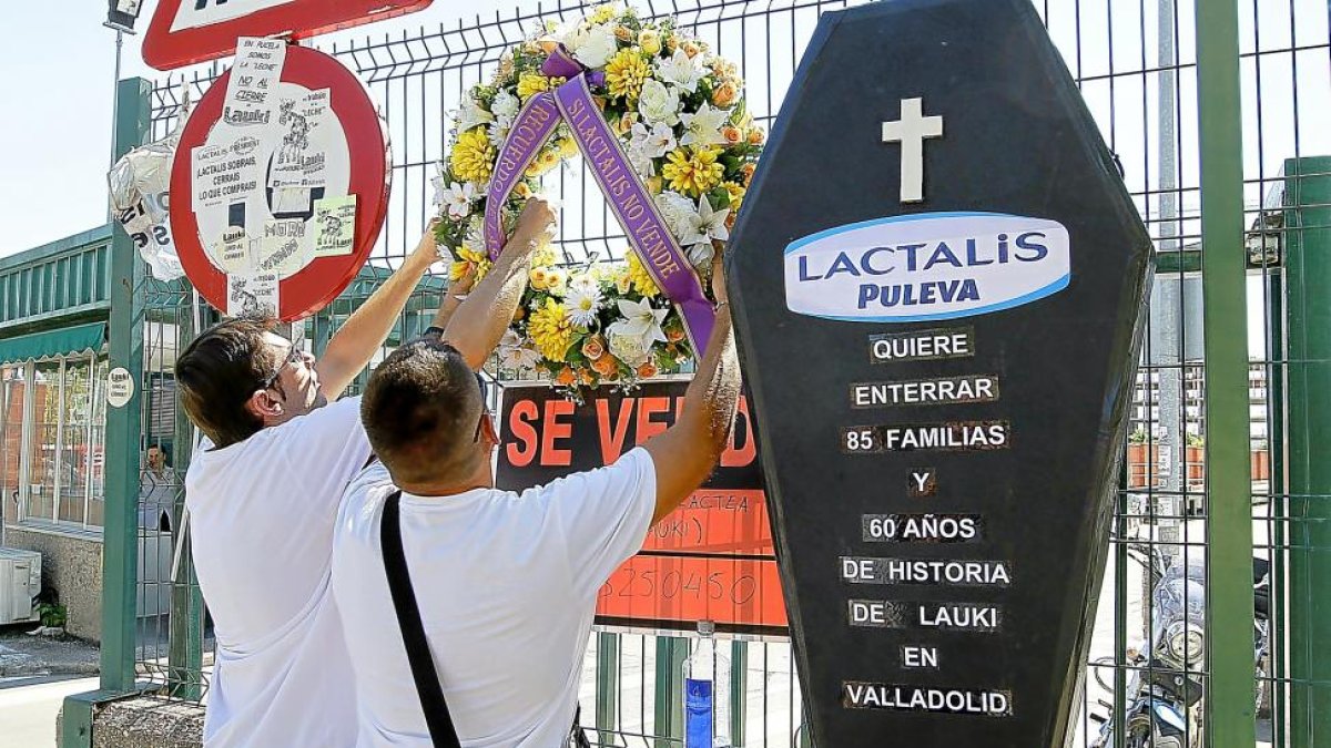 Trabajadores de Valladolid en una jornada de protesta contra los planes de cierre de Lactalis.-J.M. LOSTAU