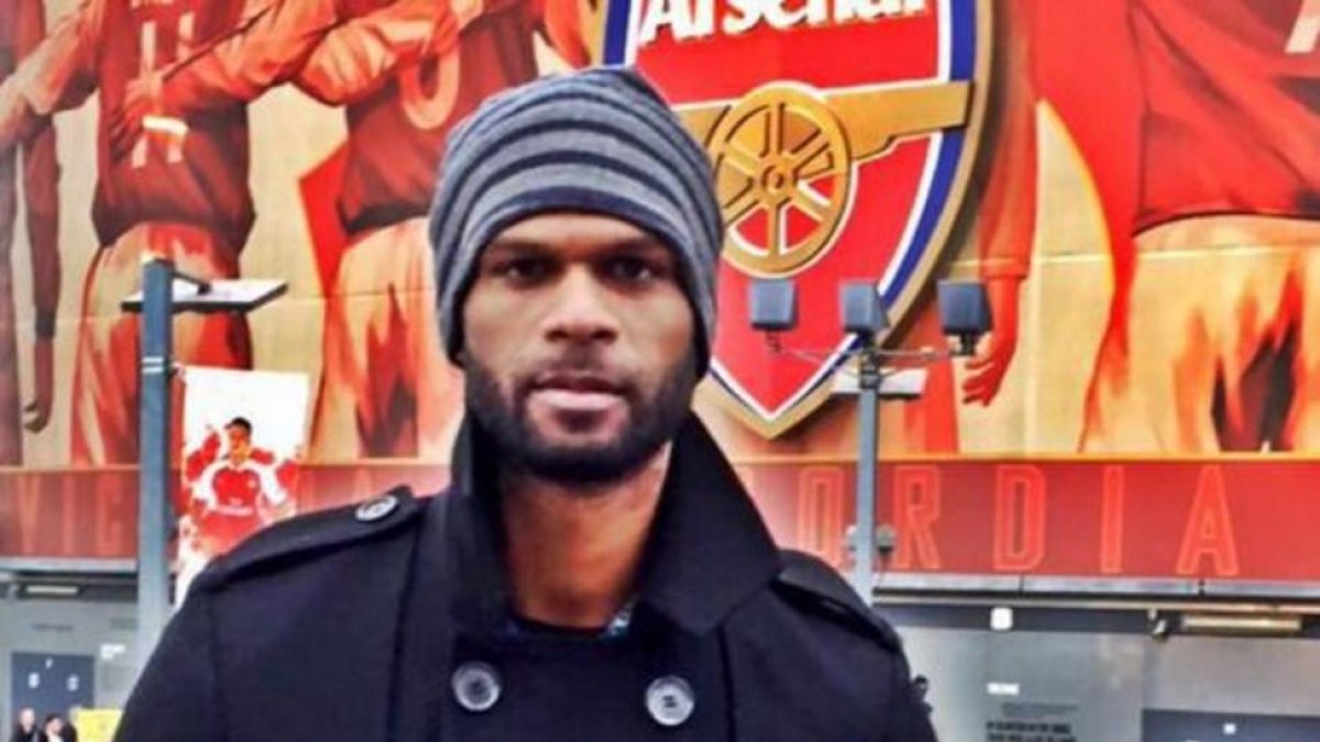 Germain Mason frente al estadio del Arsenal, fan declarado del fútbol.-TWITTER