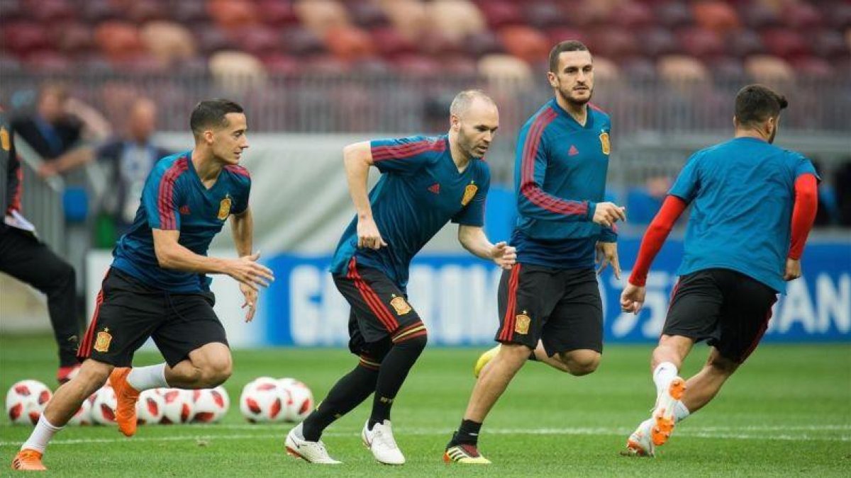 Iniesta, en el entrenamiento de la selección española en el estadio de Luzhniki de Moscú.-PETER POWELL