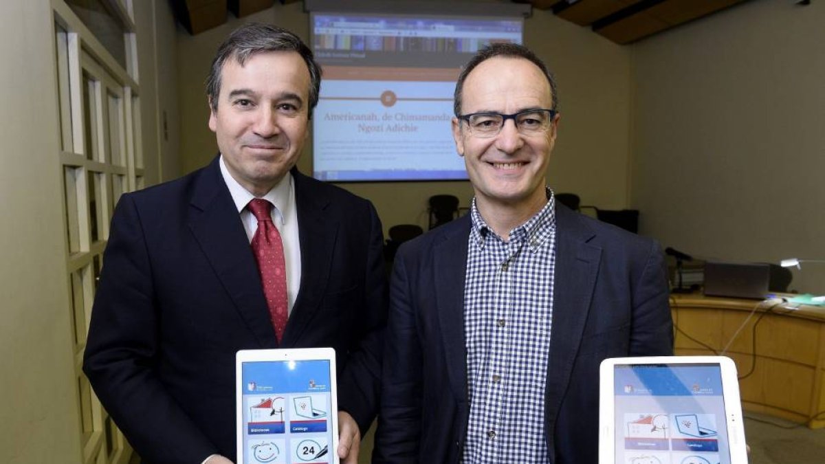 El director de Políticas Culturales, José Ramón Alonso (i), junto al director de la Biblioteca de Castilla y León, César Salinero (d), han presentado esta mañana las novedades tecnológicas de las bibliotecas públicas de Castilla y León-Efe
