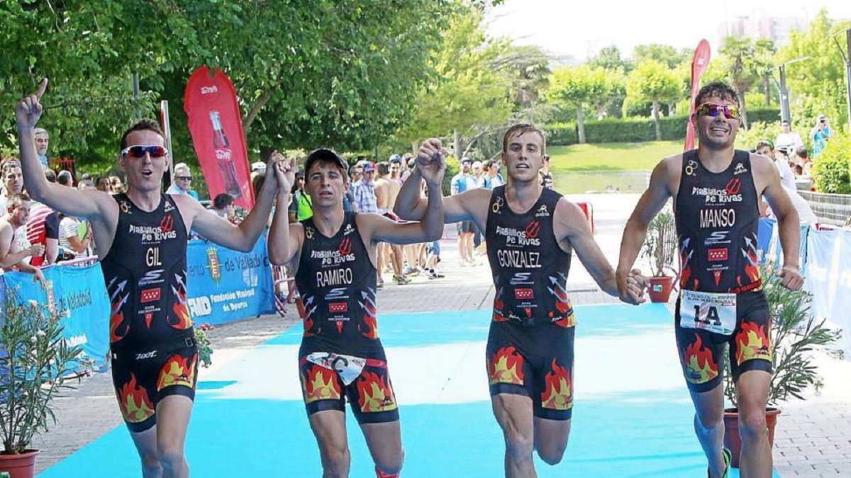 El equipo ganador atraviesa la meta situada en el paseo central del parque de Las Moreras.-J.M. Lostau