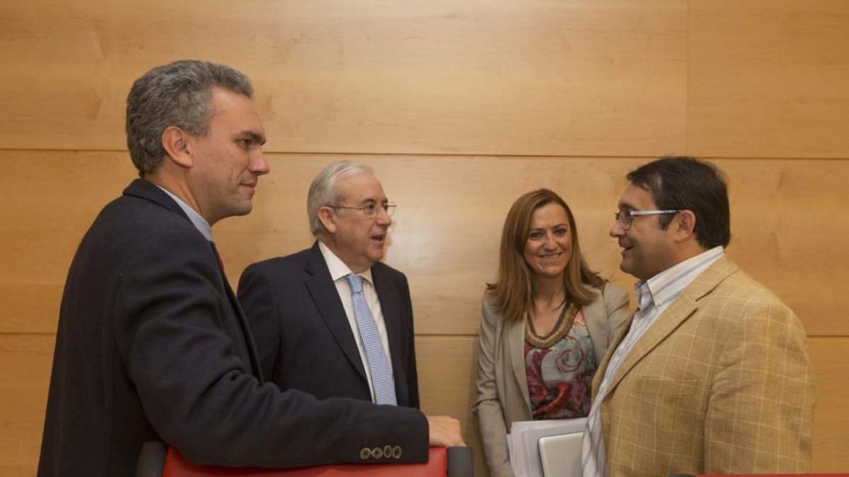 El presidente del Consejo de Cuentas, Jesús Encabo (2I), comparece ante la Comisión de Economía y Hacienda de las Cortes. Le acompañan en la imagen, José Javier Izquierdo Roncero (I), Virginia Barcones Sanz (2D) y Juan Luis Cepa Álvarez (D), procuradores -Ical