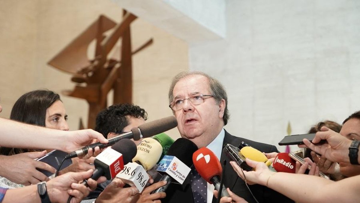 El presidente en funciones Juan Vicente Herrera se despide en un encuentro con los medios-ICAL