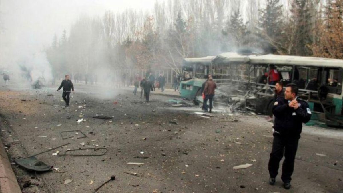 Aspecto del autobús después de la explosión de un coche bomba en la ciudad turca de Kayseri.-DEPO PHOTOS