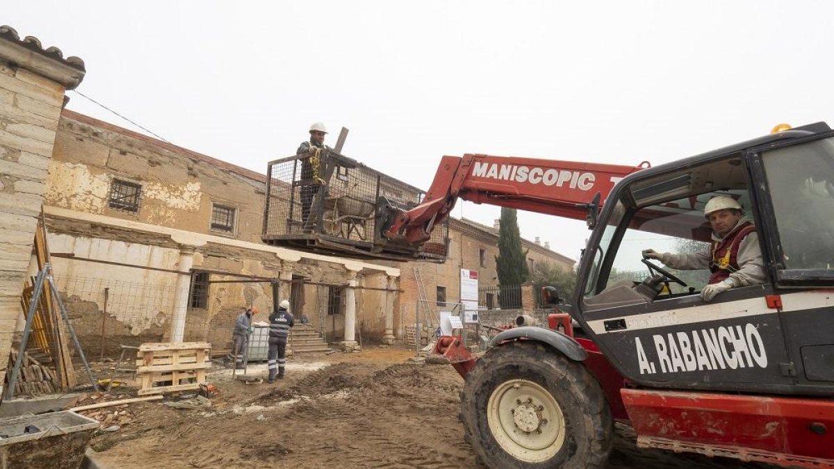 Obras de acondicionamiento y limpieza de los patios de la Casa del Priorato de San Román de Hornija.-PABLO REQUEJO