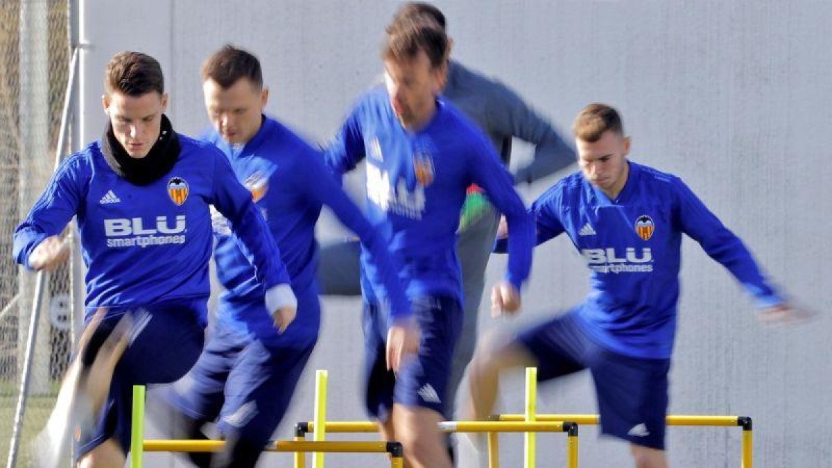 Los jugadores del Valencia, en el último entrenamiento antes de recibir al Celtic.-EFE