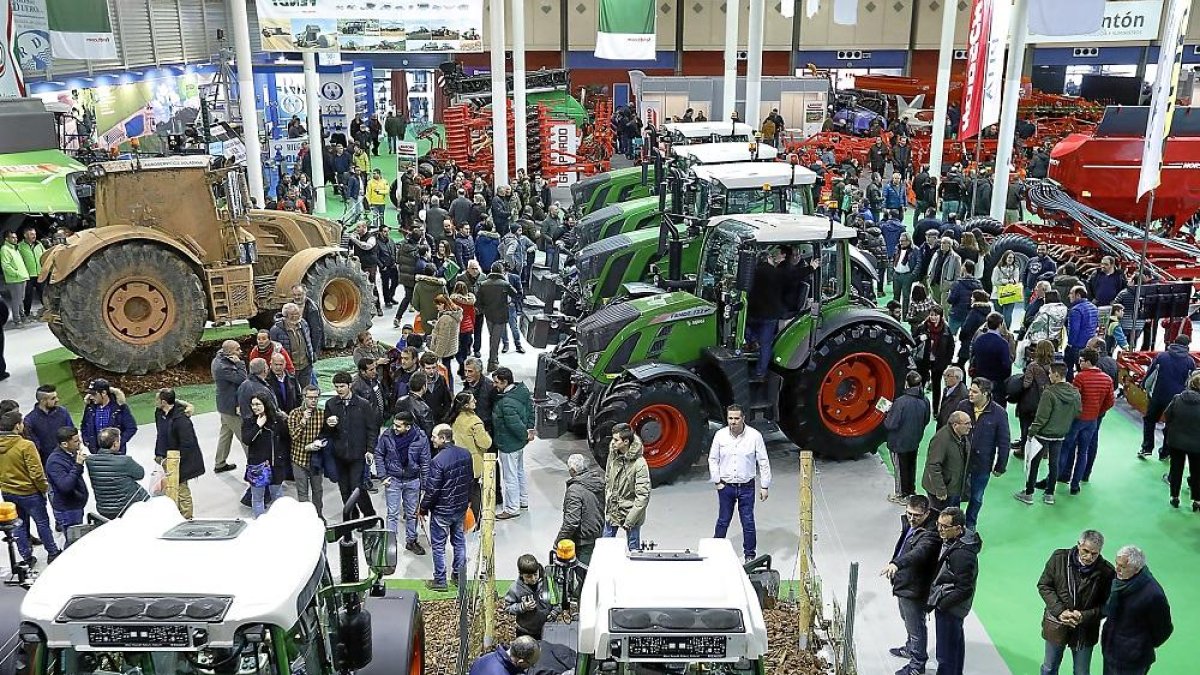 Profesionales visitan diferentes espacios de la feria ‘Agraria’, que en esta edición rebasó todos los récords. A los lados, algunos de los modelos seleccionados en el concurso de máquinas innovadoras.-J. M. LOSTAU