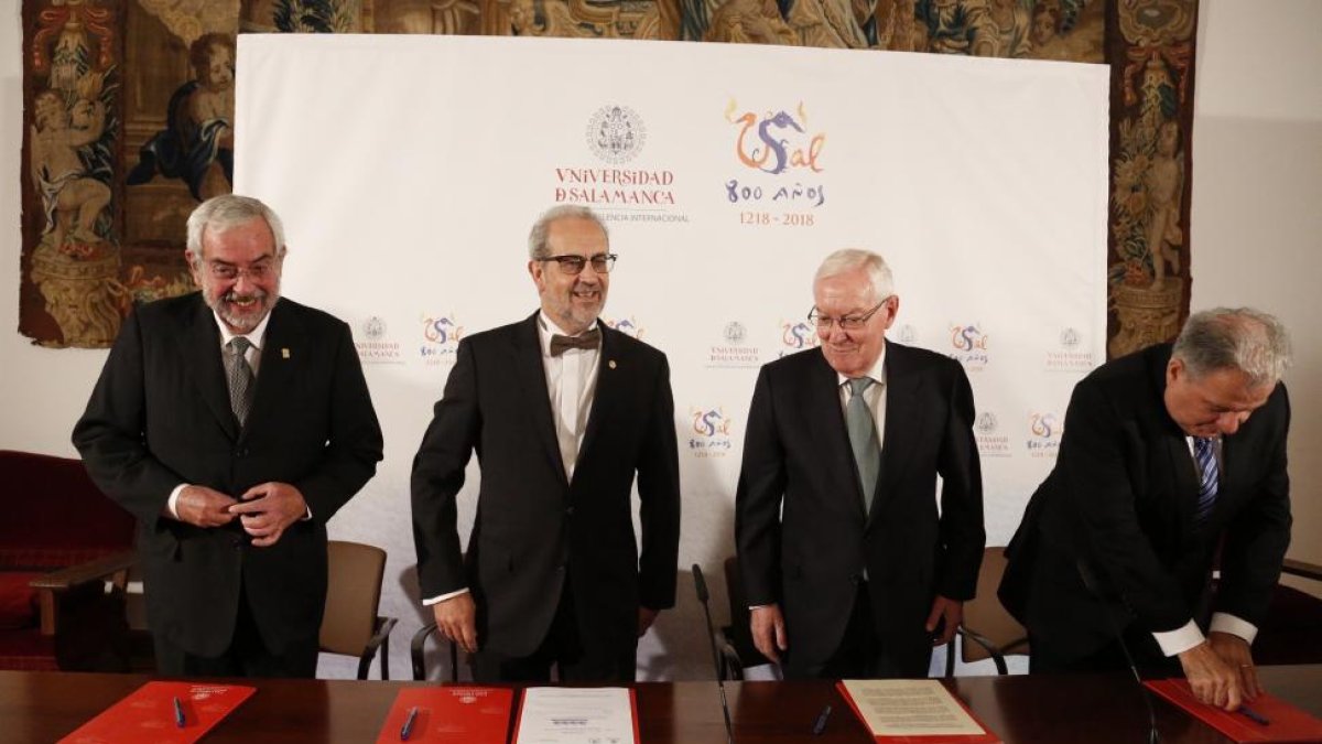 Los rectores de las universidades de Salamanca, Daniel Hernández Ruipérez; Buenos Aires, Alberto Barbieri (D); y Autónoma de México, Enrique Graue Wiechers (I); y el director del Instituto Cervantes, Víctor García de la Concha, suscriben el acuerdo del pr-ICAL
