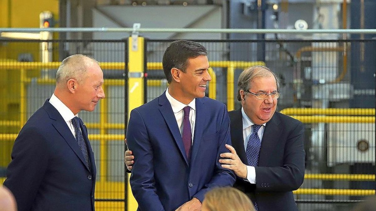 Thierry Bolloré, Pedro Sánchez y Juan Vicente Herrera, durante la visita a la planta de aluminio de Renault.-ICAL