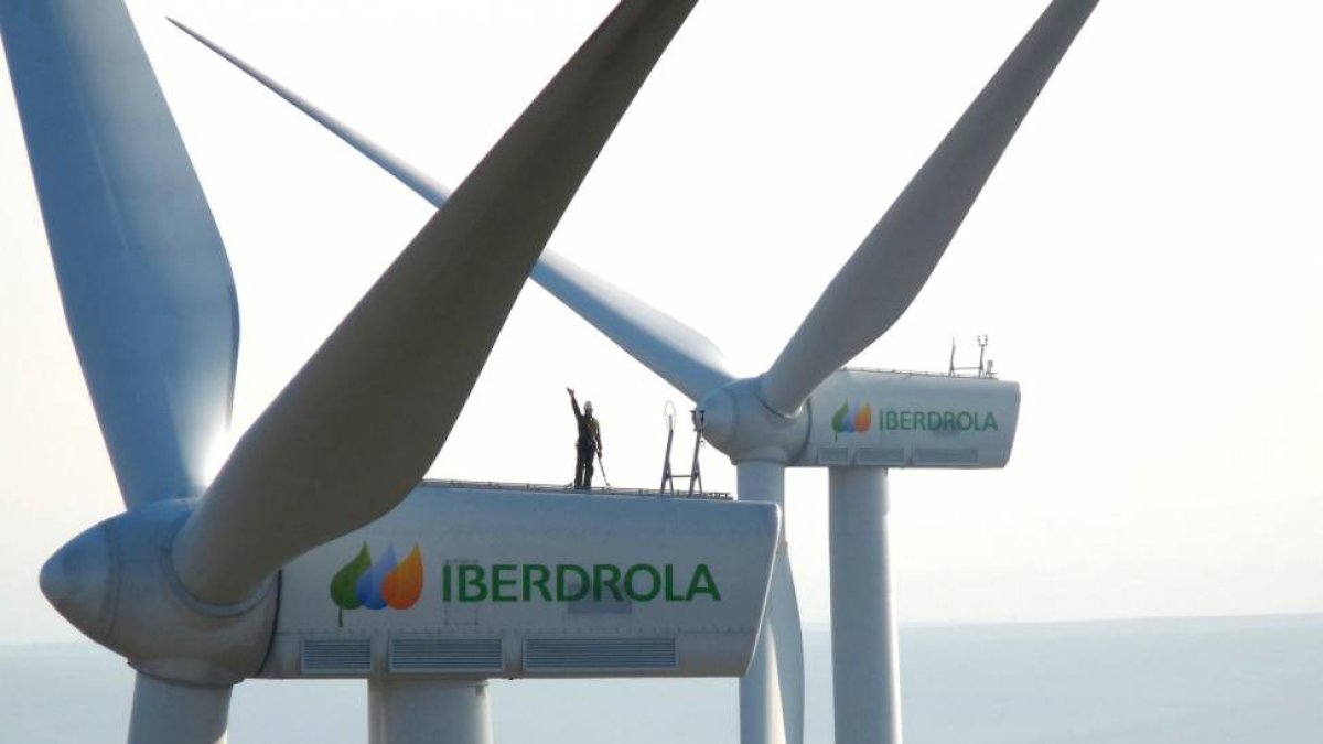 Un operario sobre un molino eólico de Iberdrola-ICAL