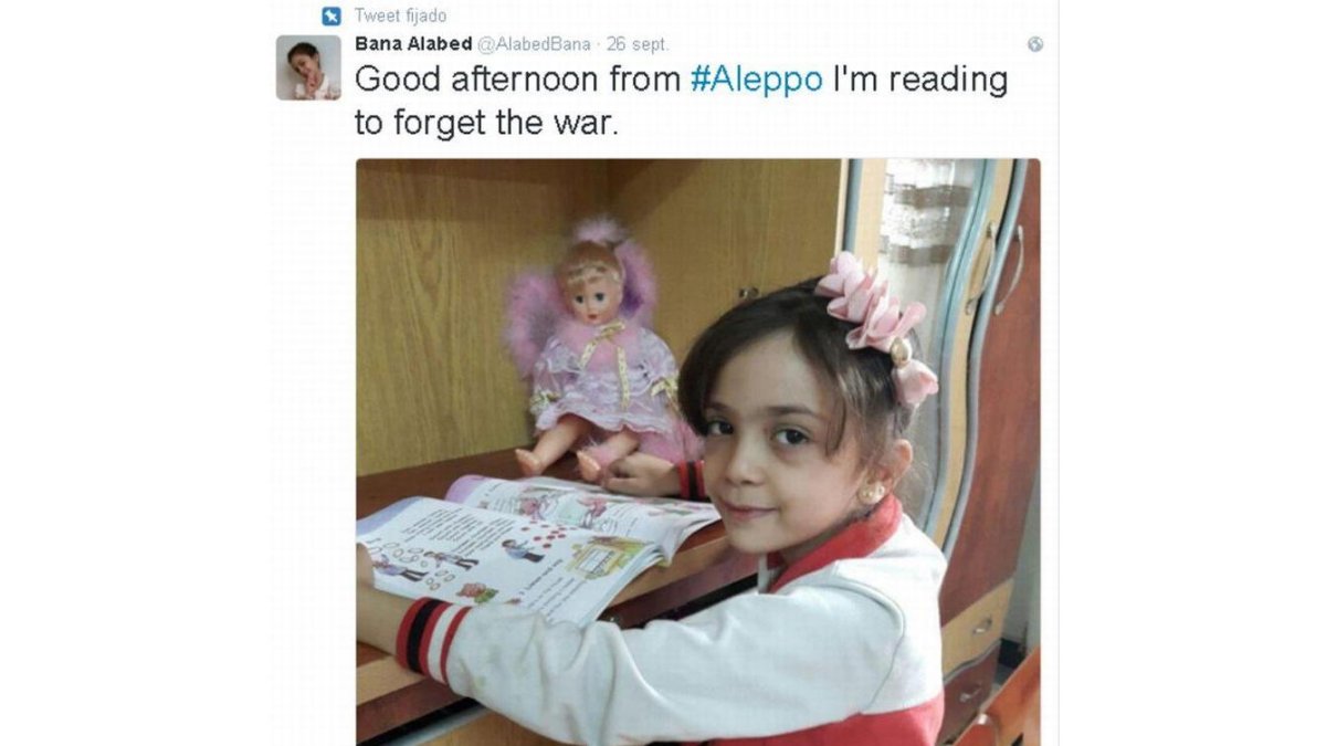Un mensaje de Bana Alabed, de siete años, en que explica que leyendo intenta evadirse de los bombardeos.-