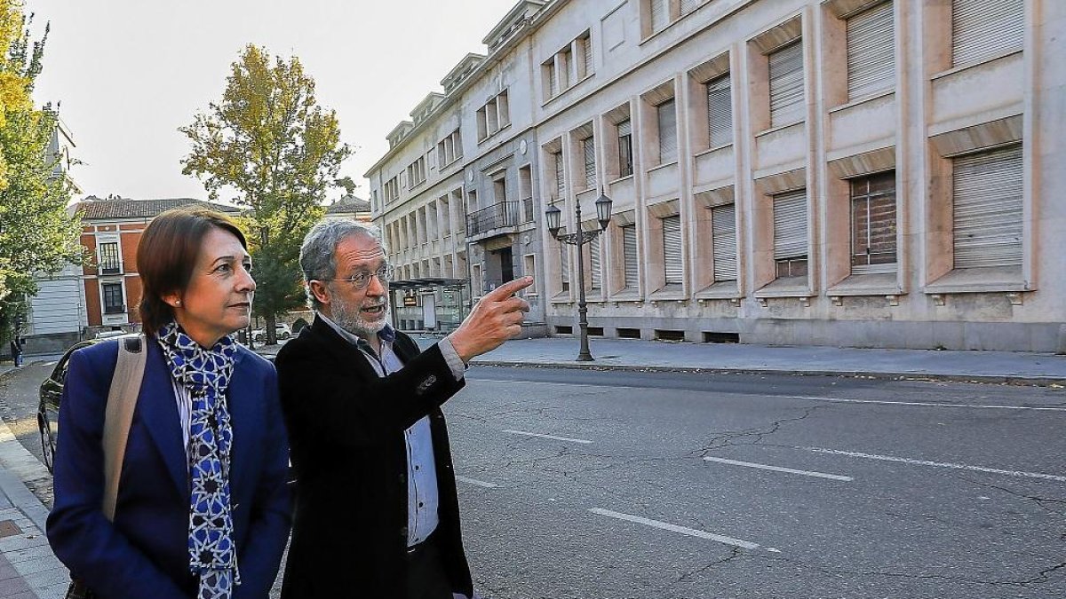 Saravia muestra el colegio  a la secretaria de Estado de Justicia, Cristina Latorre, durante su visita en noviembre.-J. M. LOSTAU