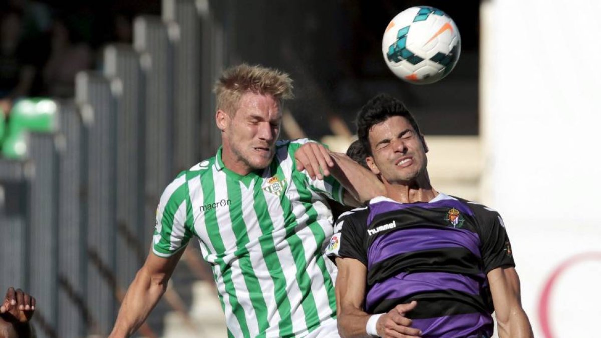 El defensa polaco del Real Betis Perquis (i) salta a por un balón con Javi Guerra, del Valladolid, durante el partido de Liga en Primera División disputado esta tarde en el estadio Benito Villamarín, en Sevilla-Julio Muñoz