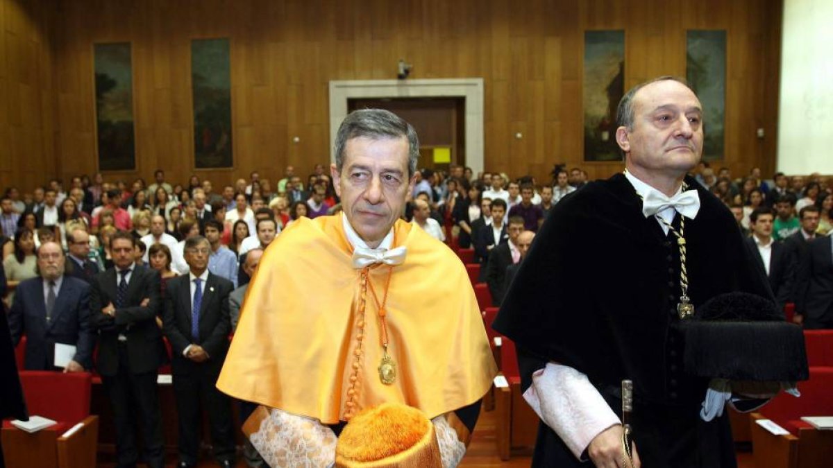 El rector de la Universidad de Valladolid, Daniel Miguel (D), junto al director general de Universidades, Ángel de los Ríos, en el acto de apertura del curso académico 2014-2015 de la Universidad de Valladolid-Ical