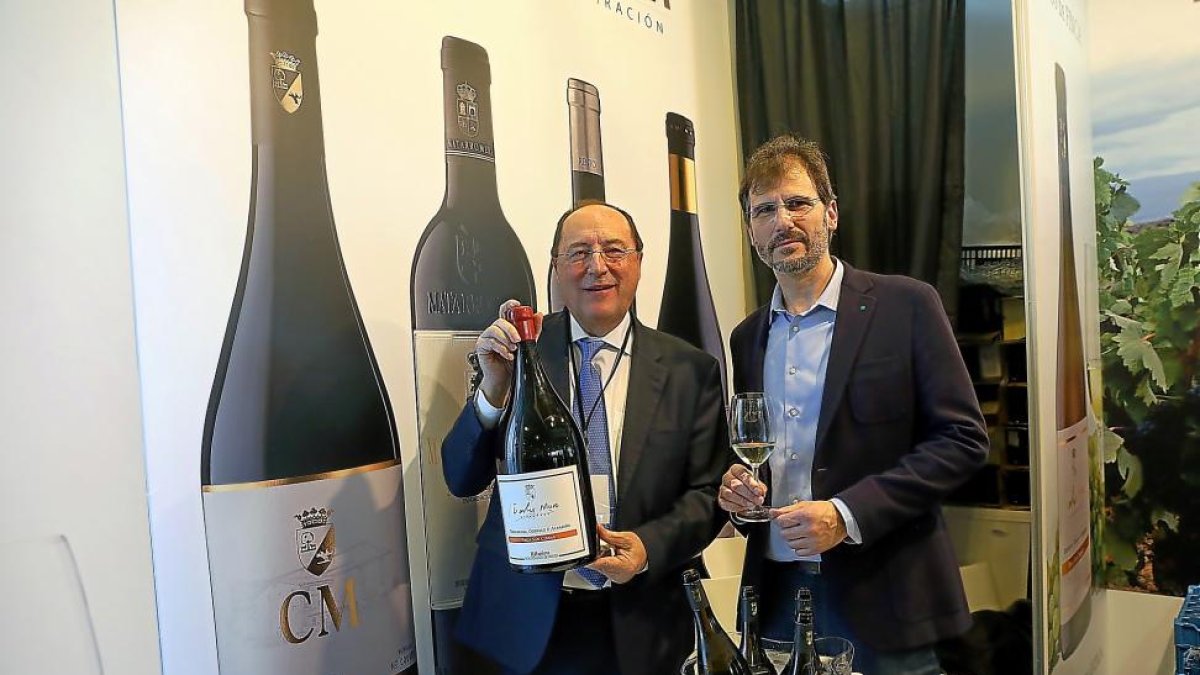 Carlos Moro, con una gran botella de su ribeiro especial.-RAQUEL P. VIECO
