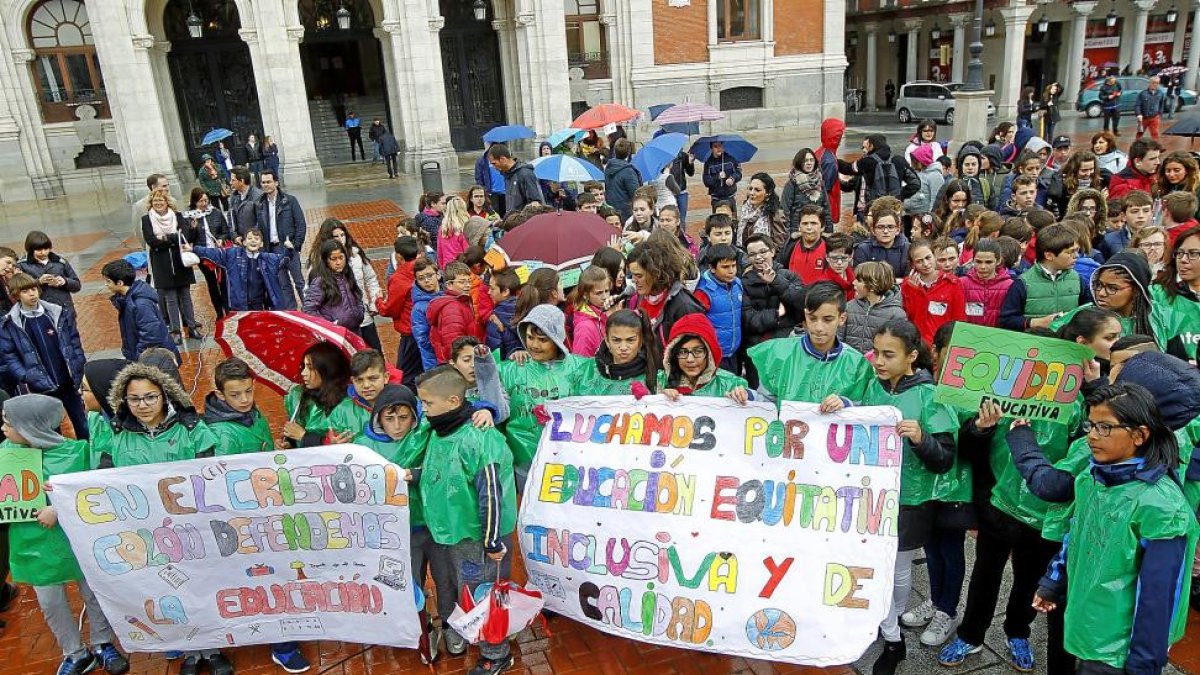 Niños y niñas de varios colegios de la ciudad defienden con pancartas la educación.-J. M. LOSTAU