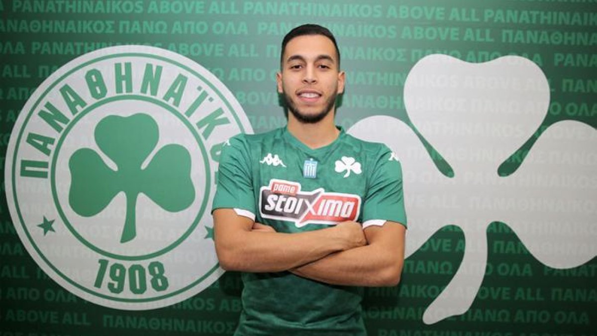 El centrocampista Anuar posa en la sede de Panathinaikos con su nueva camiseta.-E.M.