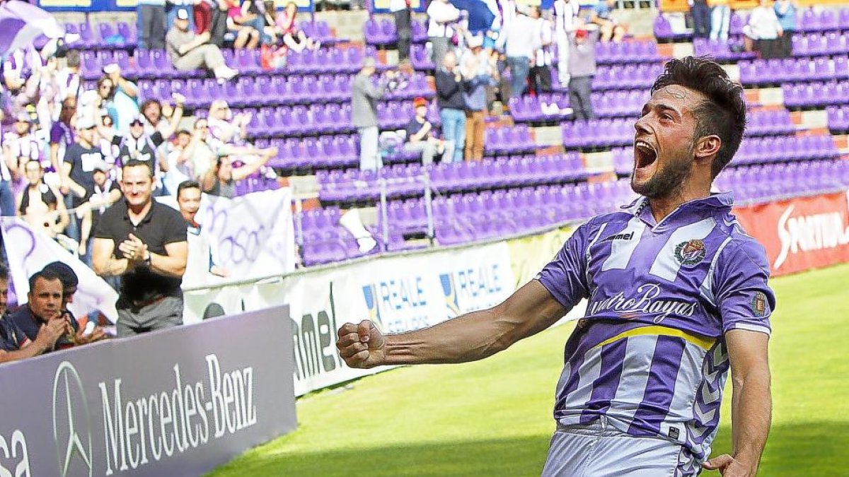 Jose festeja uno de sus goles con el Real Valladolid en la última temporada.-J.M.LOSTAU