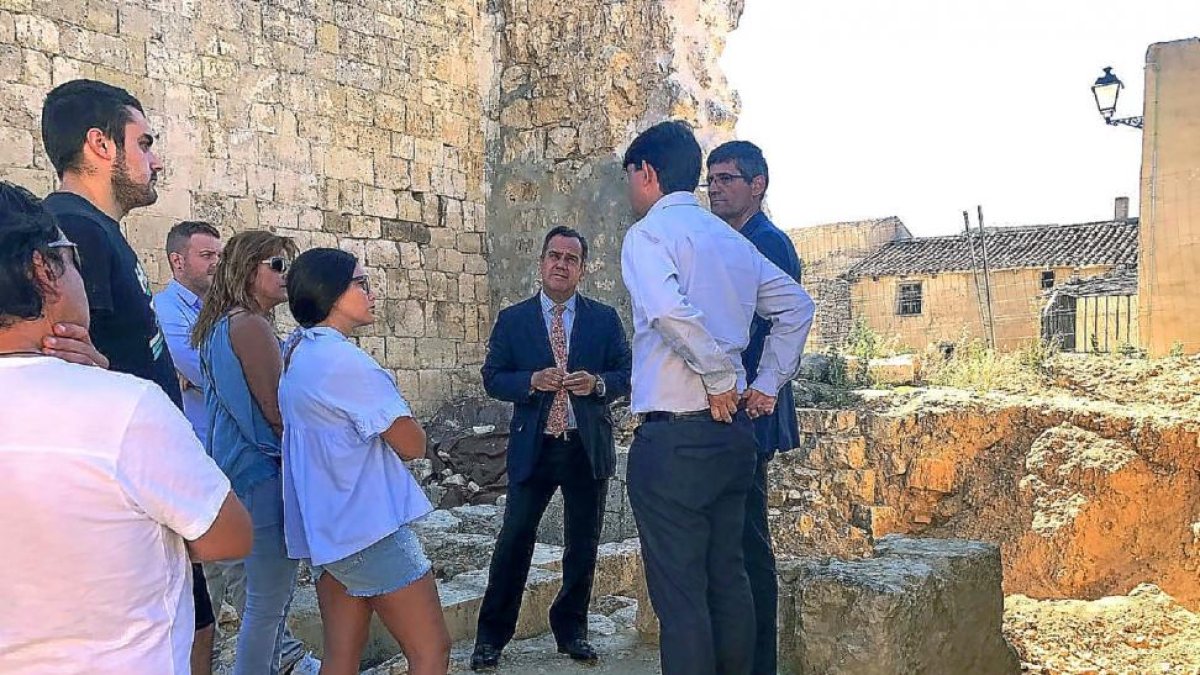 Pablo Trillo visita los restos arqueológicos de Villalba.-ICAL