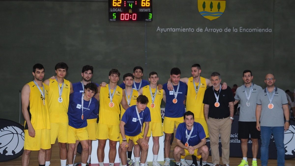 La Universidad de Valladolid posa con la medalla de plata en la fase de ascenso que no le da derecho al ascenso a la Liga EBA. / M. G. EGEA