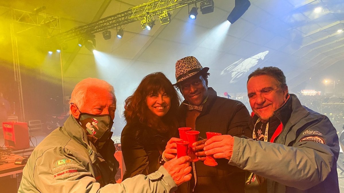 Los representantes de Turismoto y Ana Redondo brindan para celebrar la llegada del año nuevo motero.- E. M.