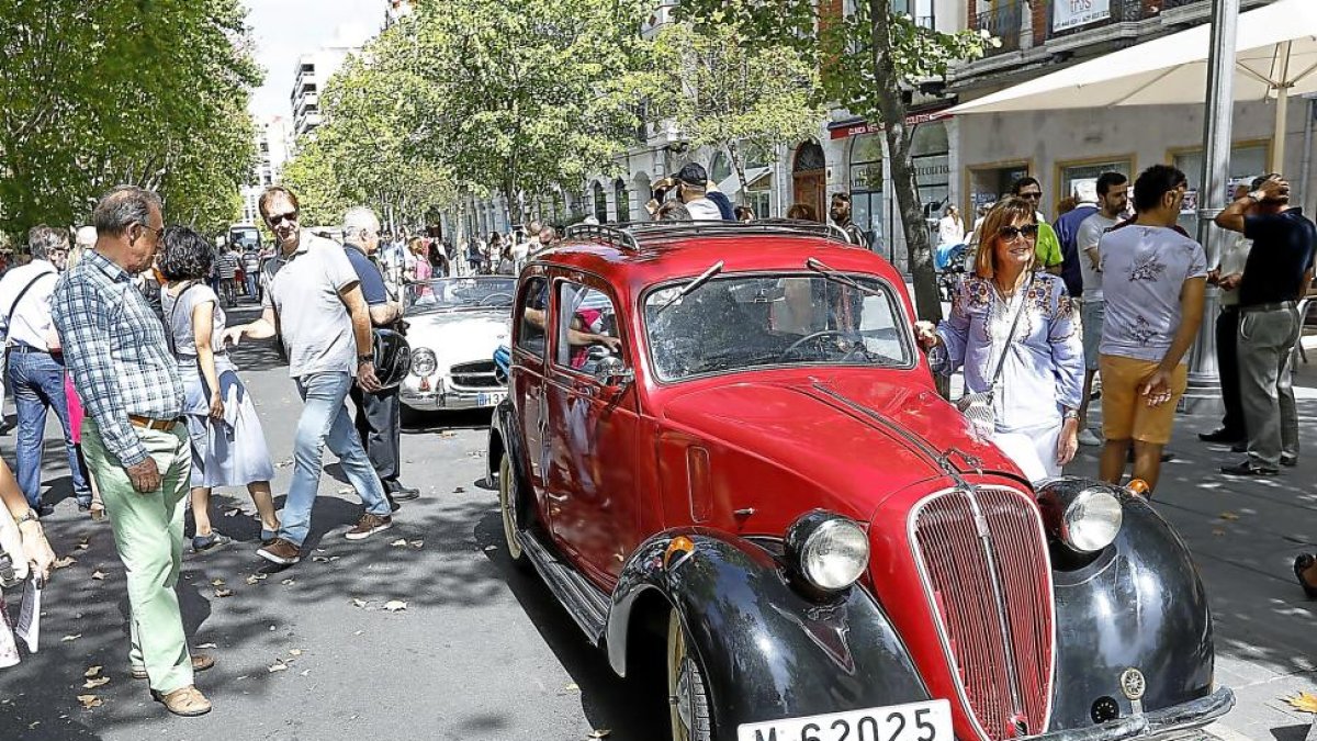 Un Fiat Balilla del  los años 50 se roba las miradas del público en la exhibición de autos clásicos y antiguos.-J.M. LOSTAU