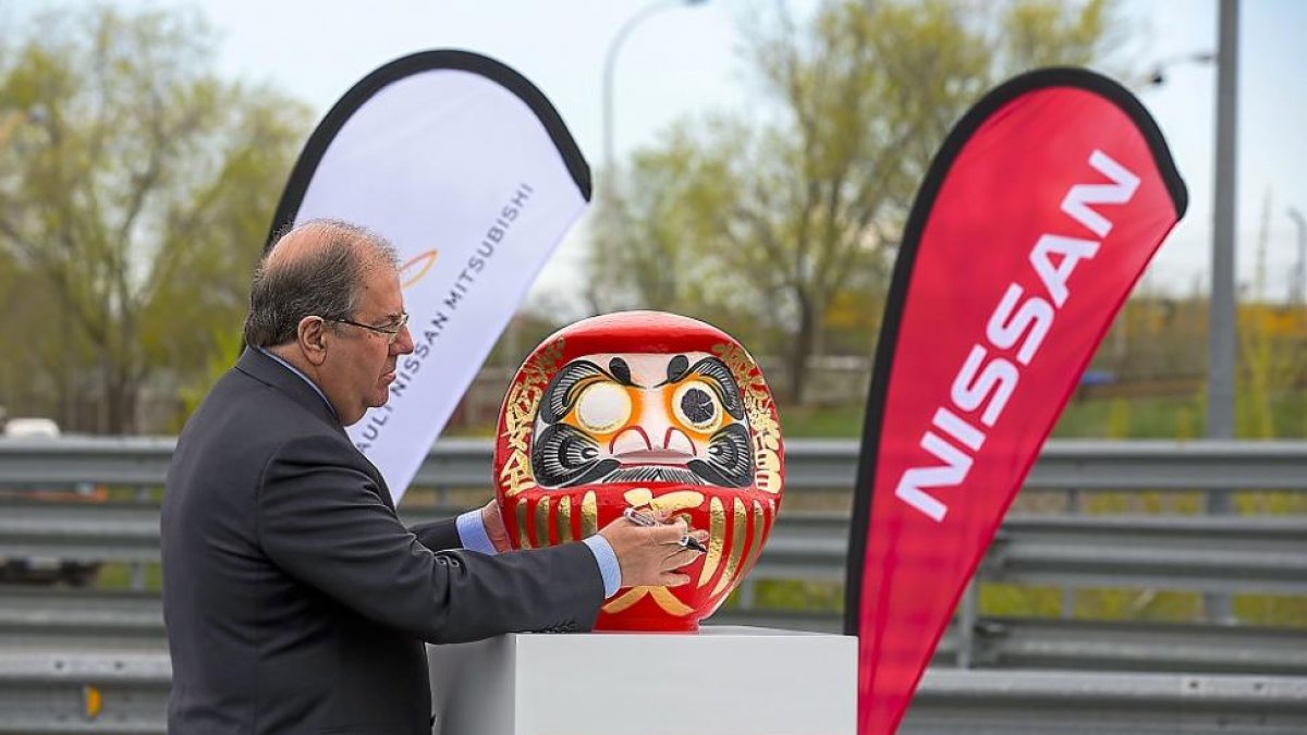 El presidente de la Junta, Jua Vicente Herrera, pinta una parte del ojo del Daruma, una ceremonia nipona para atraer la buena suerte.-ICAL