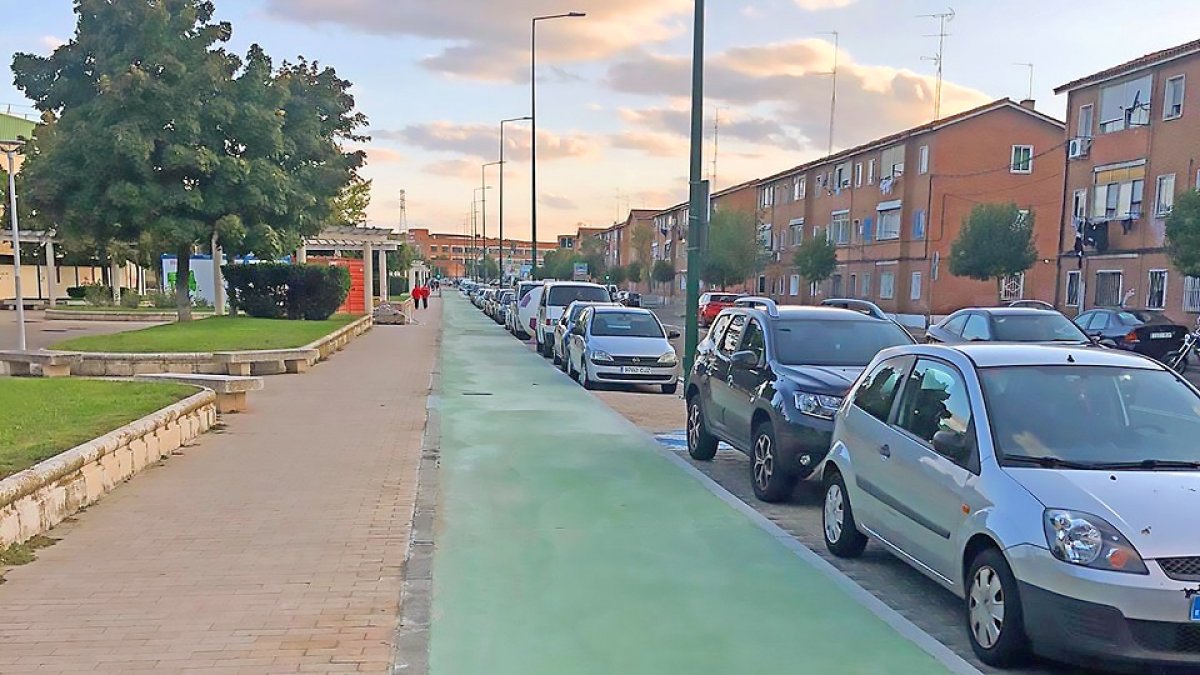 Carril bici entre la Avenida de Segovia y la calle General Shelly, uno de los cuatro tramos para conectar Delicias y Los Santos-Pilarica. E. M.