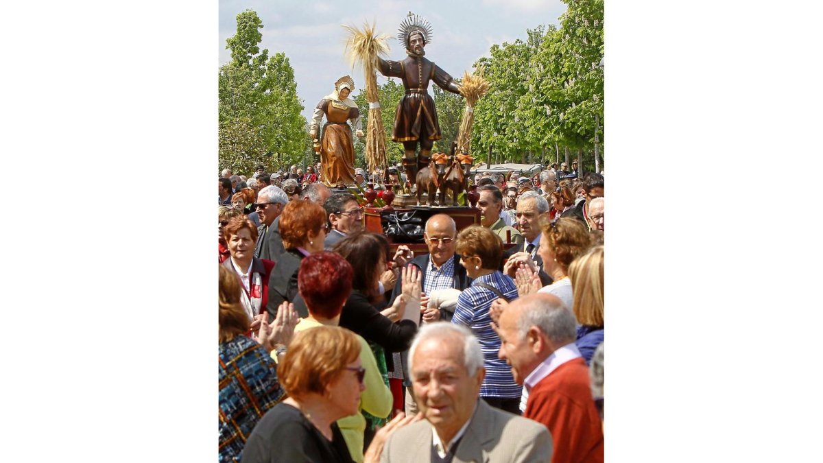 Un momento de la procesión de San Isidro ayer en Valladolid.-J. M. LOSTAU