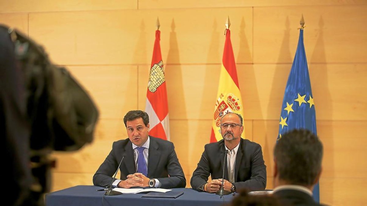 El portavoz del PP, Raúl de la Hoz (I), El portavoz de Cs,Luis Fuentes (D)-ICAL