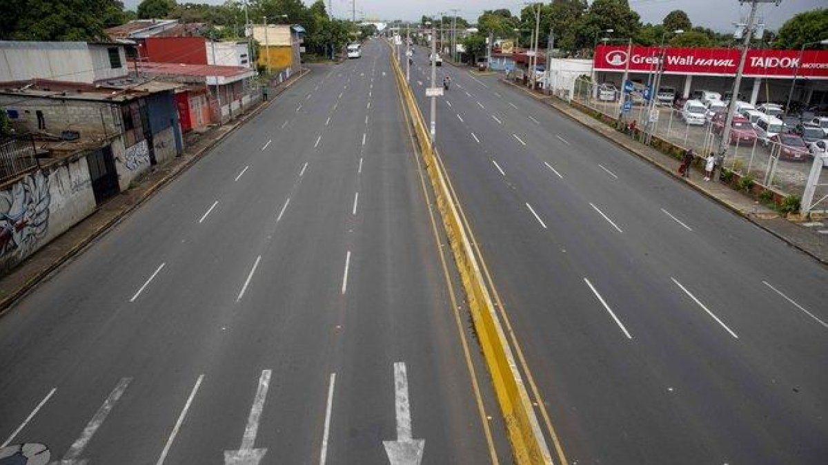 Una de las principales avenidas de Managua luce vacía por el paro nacional en Nicaragua.-EFE