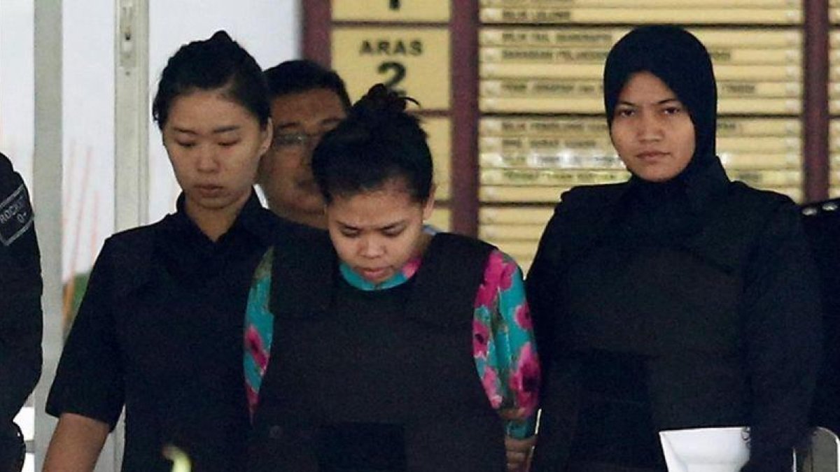 La indonesia Siti Aisyah saliendo del tribunal de Kuala Lumpur que la juzga, el 3 de octubre.-REUTERS / LAI SENG SIN