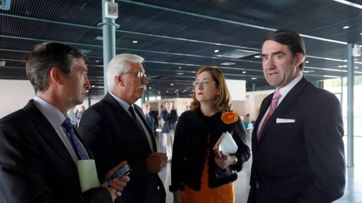 El consejero de Fomento y Medio Ambiente, Juan Carlos Suárez-Quiñones (D), inaugura el X Congreso Internacional de Bioenergía. Junto a él, el director de Expobiomasa, Javier Díez (2I).-ICAL