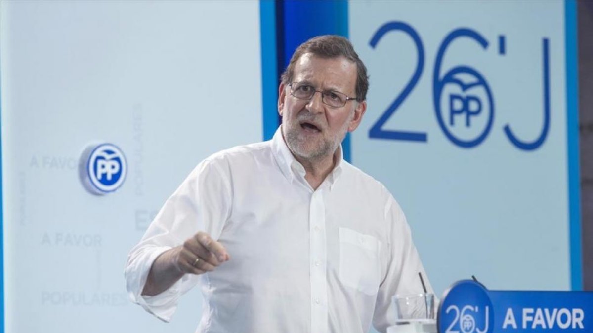 El presidente del Gobierno y del PP, Mariano Rajoy, este sábado en un mitin en Murcia.-EFE
