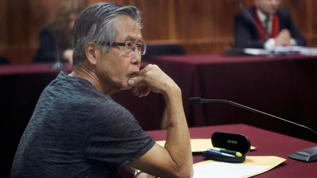 El expresidente peruano, Alberto Fujimori, en los tribunales en 2015, acusado de malversar fondos estatales para manipular a los medios durante su mandato-/ ENRIQUE CASTRO-MENDIVIL (AGENCIAS)