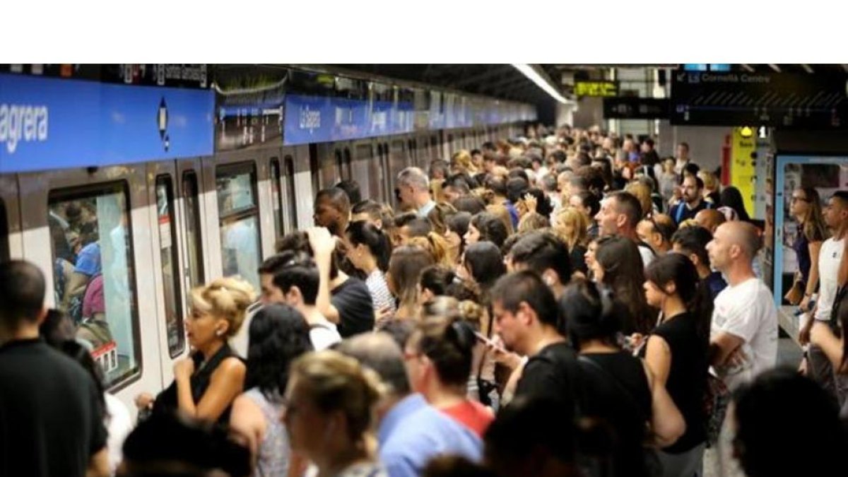 Aglomeración de viajeros en la estación de la Sagrera durante una jornada de huelga del metro.-DANNY CAMINAL